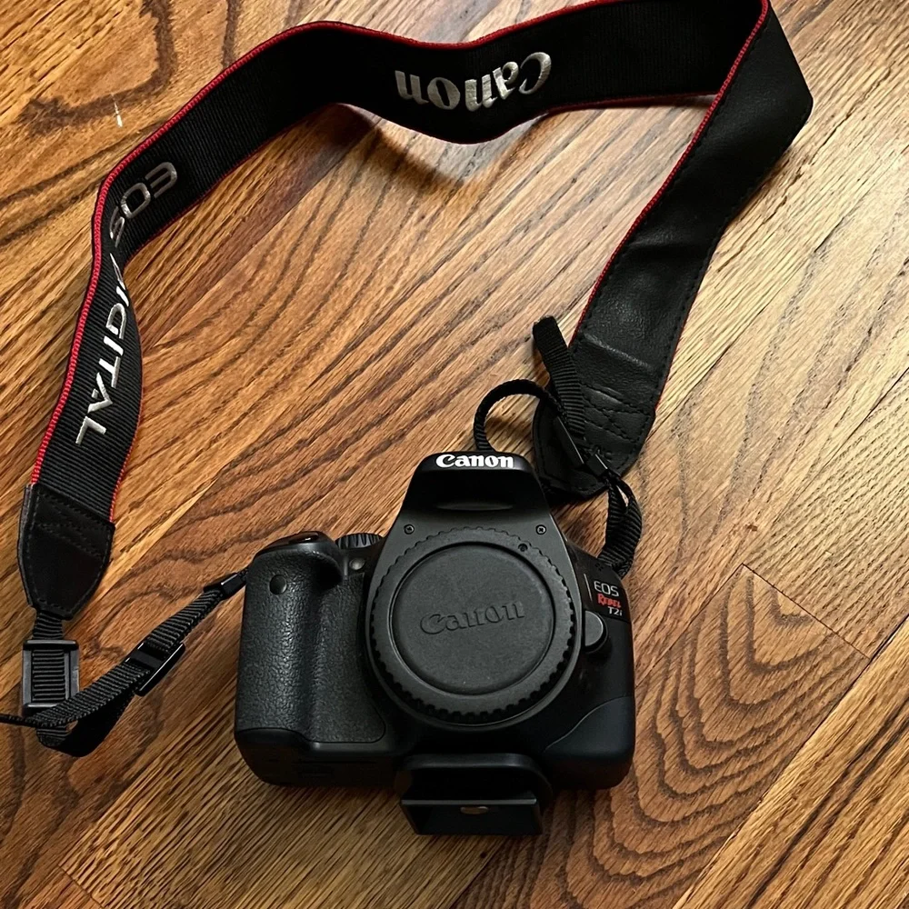 Canon Rebel T2i Black DSLR - Picture 1 of 5